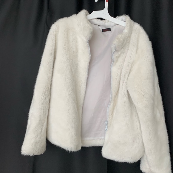 White fluffly jacket - Picture 2 of 5